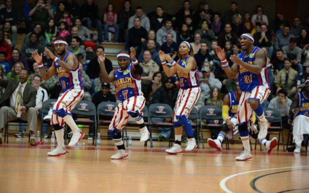 Evento Basketball Show Brasil com atletas fazendo enterradas