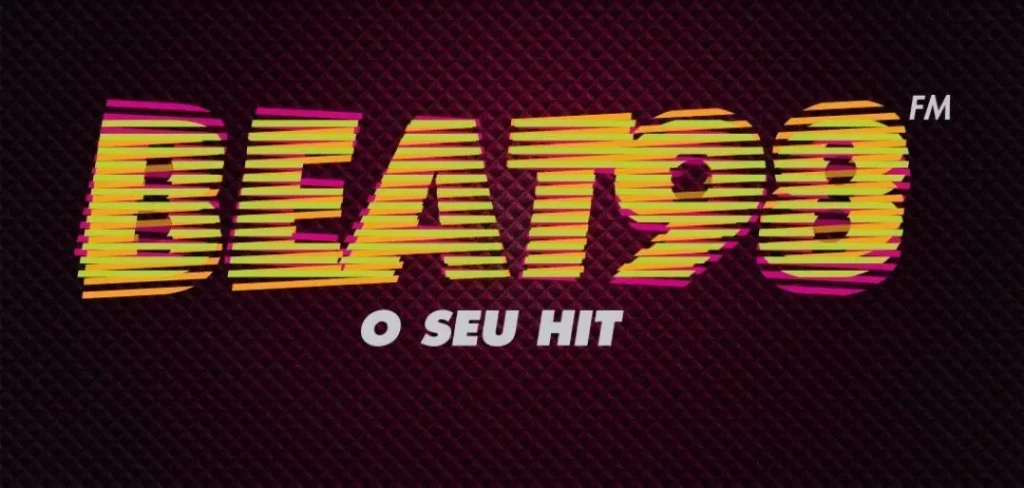 Grande público em frente ao palco no festival de aniversário da Rádio Beat98.