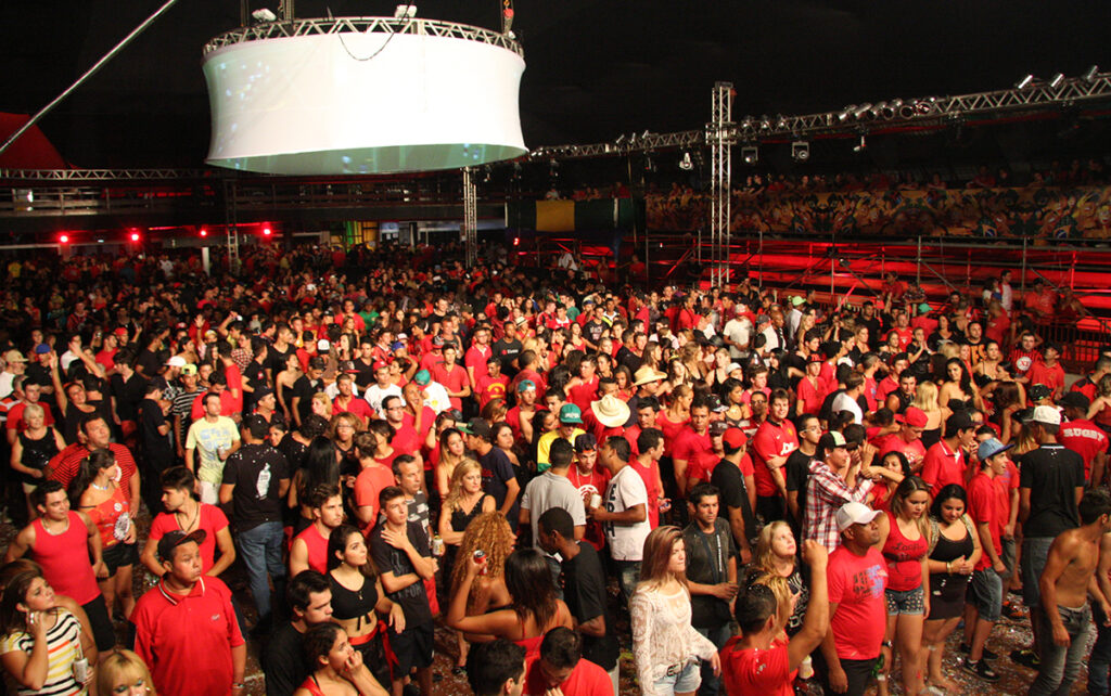 Baile do Flamengo Vermelho e Preto com torcida e festa temática