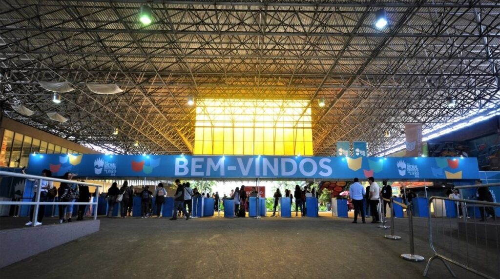 Bienal do Livro Rio evento literário no Brasil com estandes e público