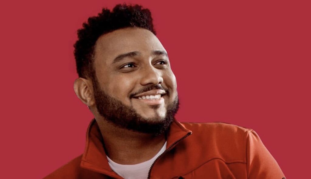 Show gospel de Eli Soares com público em momento de adoração