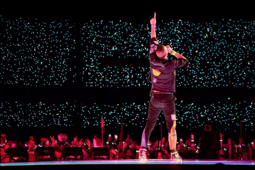 Coldplay se apresentando em um show vibrante no Brasil