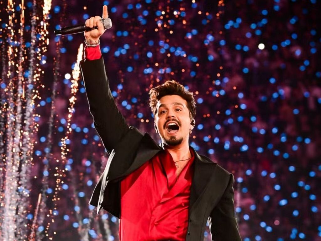 Luan Santana se apresentando em um show da turnê Registro Histórico