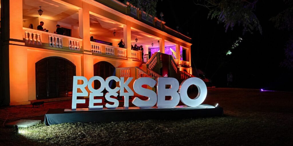 Público animado no Santa Bárbara Rock Fest 2026 com artistas de rock brasileiro no palco.
