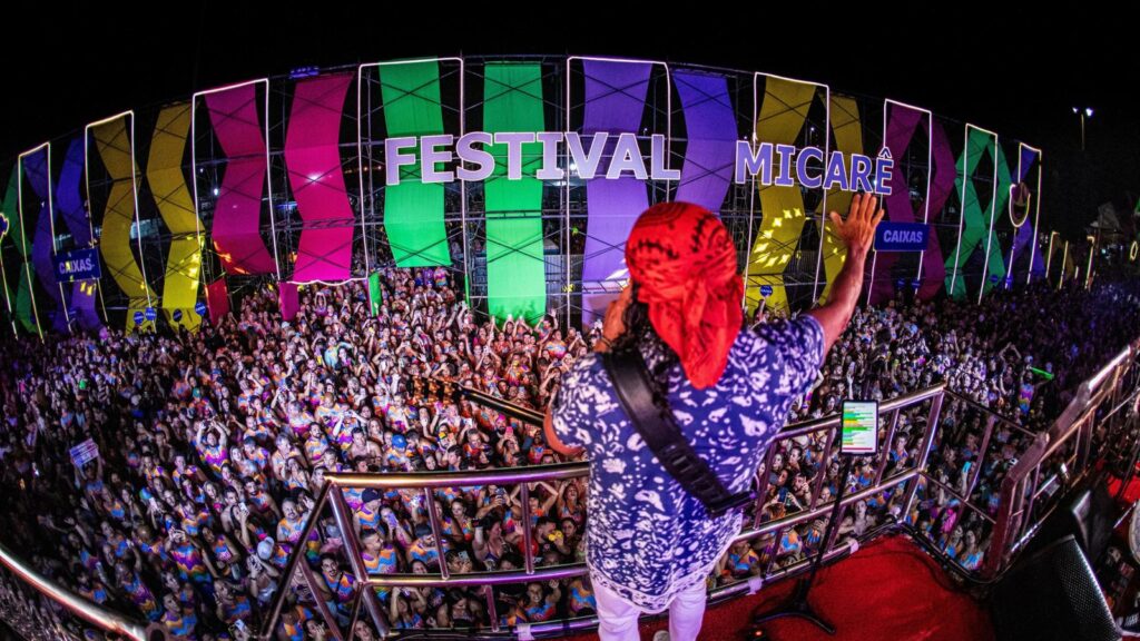 Foliões se divertindo no Festival Micarê 2026 em Brasília