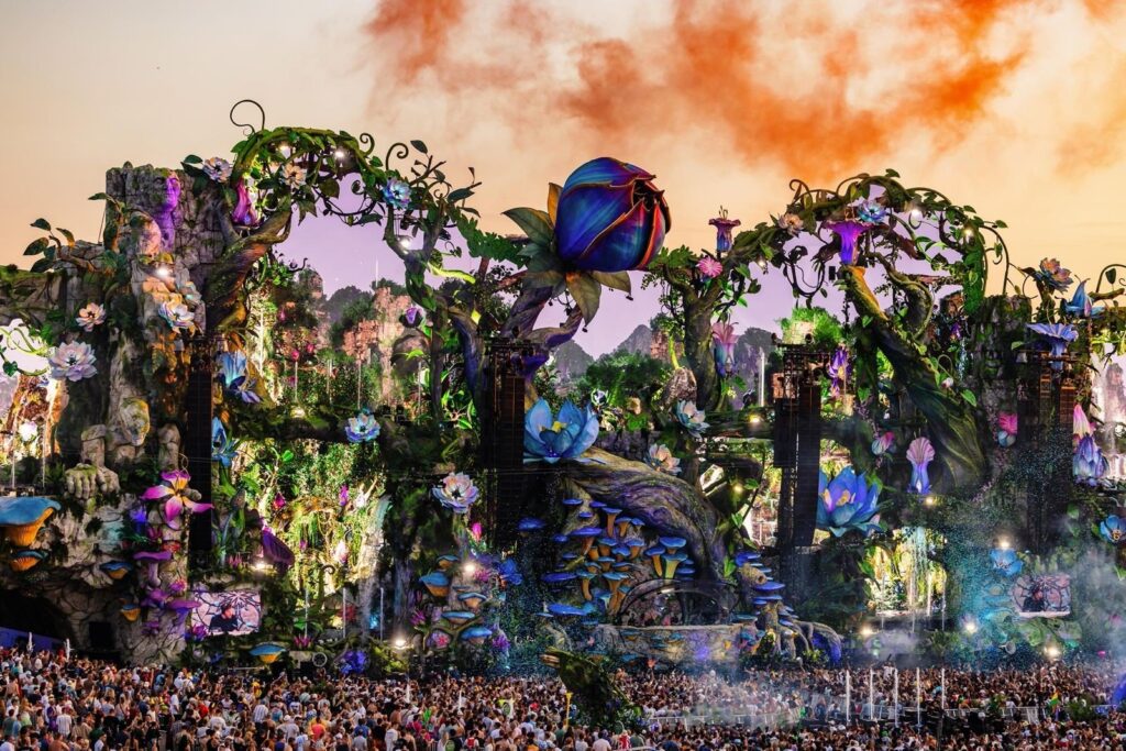 Imagem destacada do festival Tomorrowland Brasil 2027 com multidão dançando e palco decorado