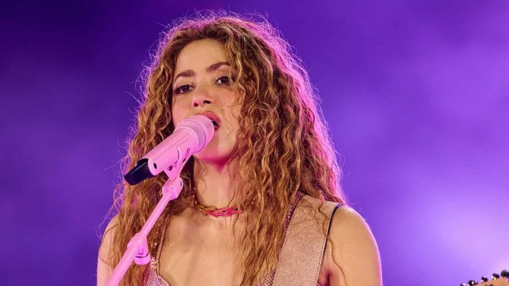 Shakira se apresentando em show gratuito na Praia de Copacabana em maio de 2026