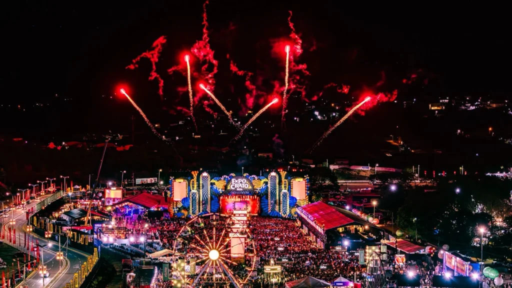Público se divertindo na Expocrato 2026 com apresentações musicais