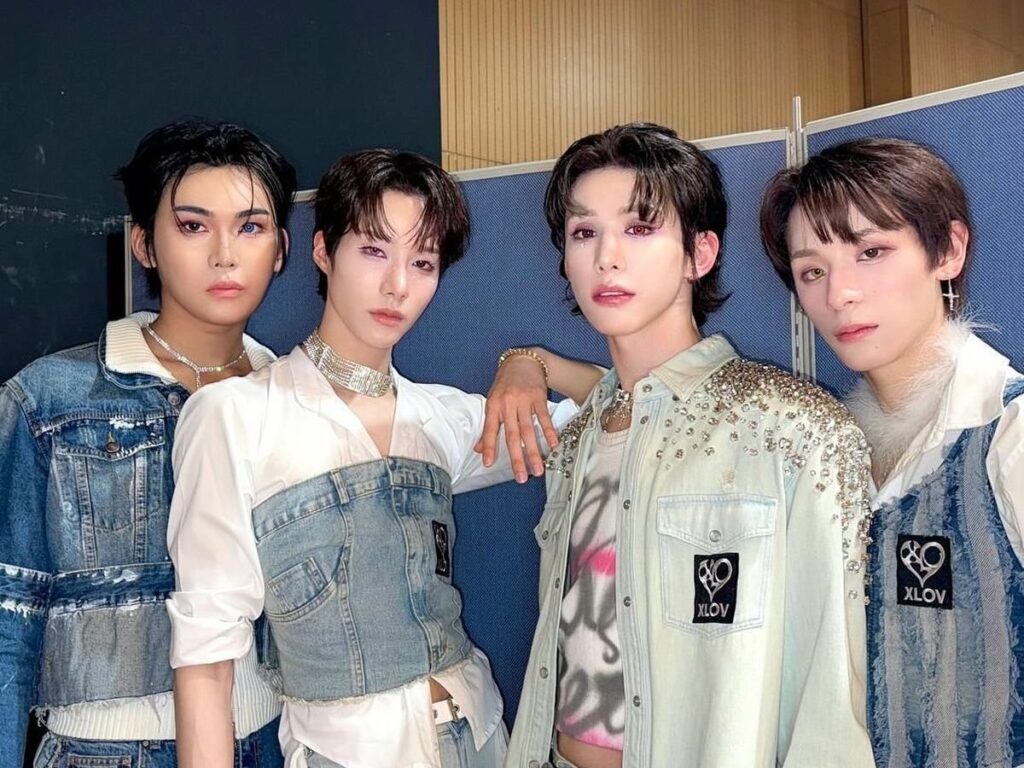 Grupo de K-pop XLOV se apresentando ao vivo no palco