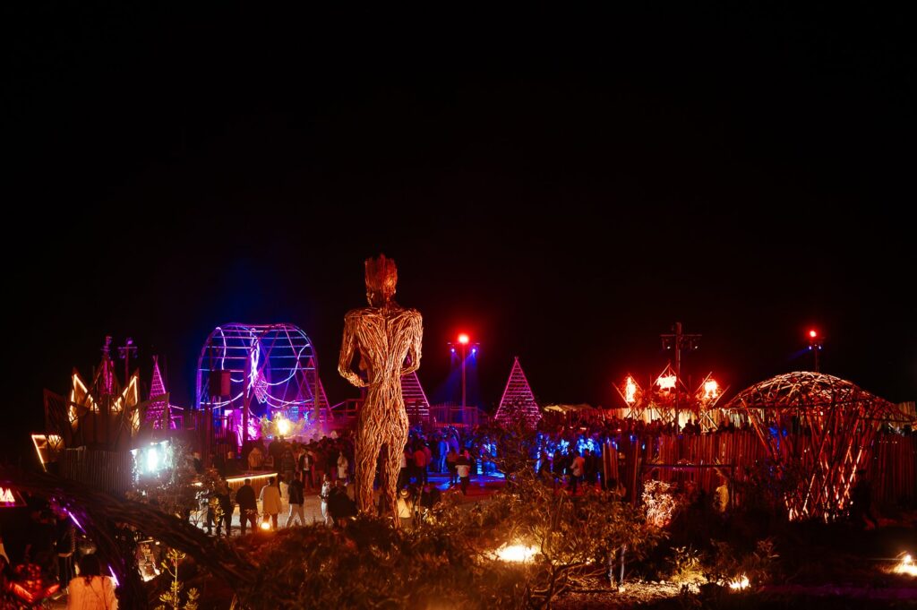 Público desfrutando do festival Sounds of Quartzo 2026 na Chapada dos Veadeiros