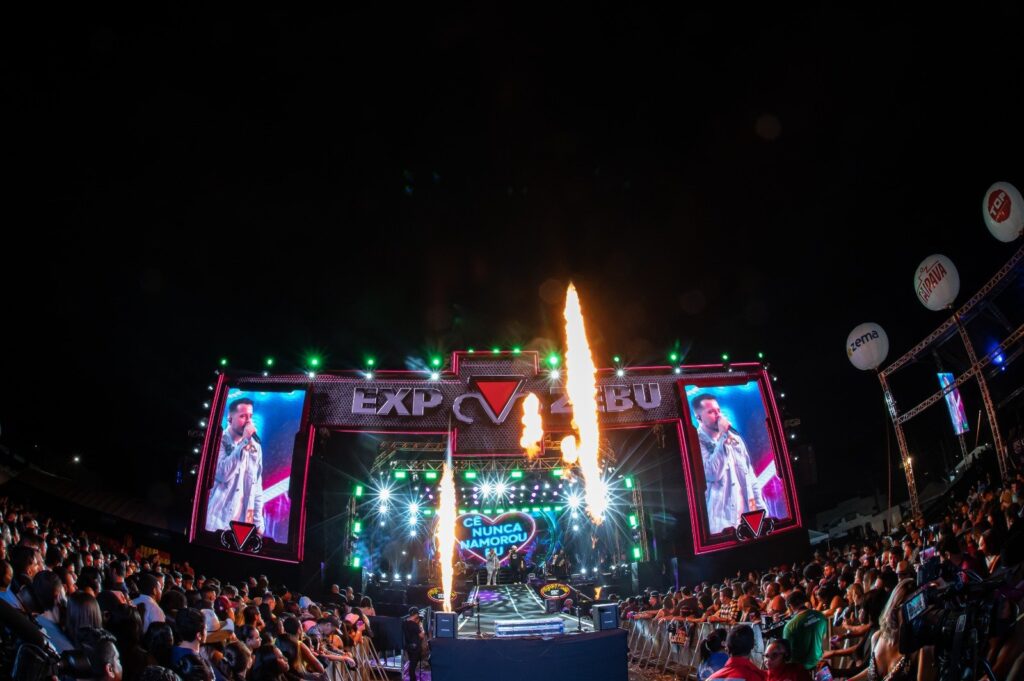 Expozebu Rodeo Show 2026 em Uberaba, MG, com artistas sertanejos e competições de rodeio