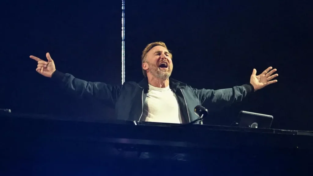 David Guetta se apresentando em um show eletrizante com luzes e multidão