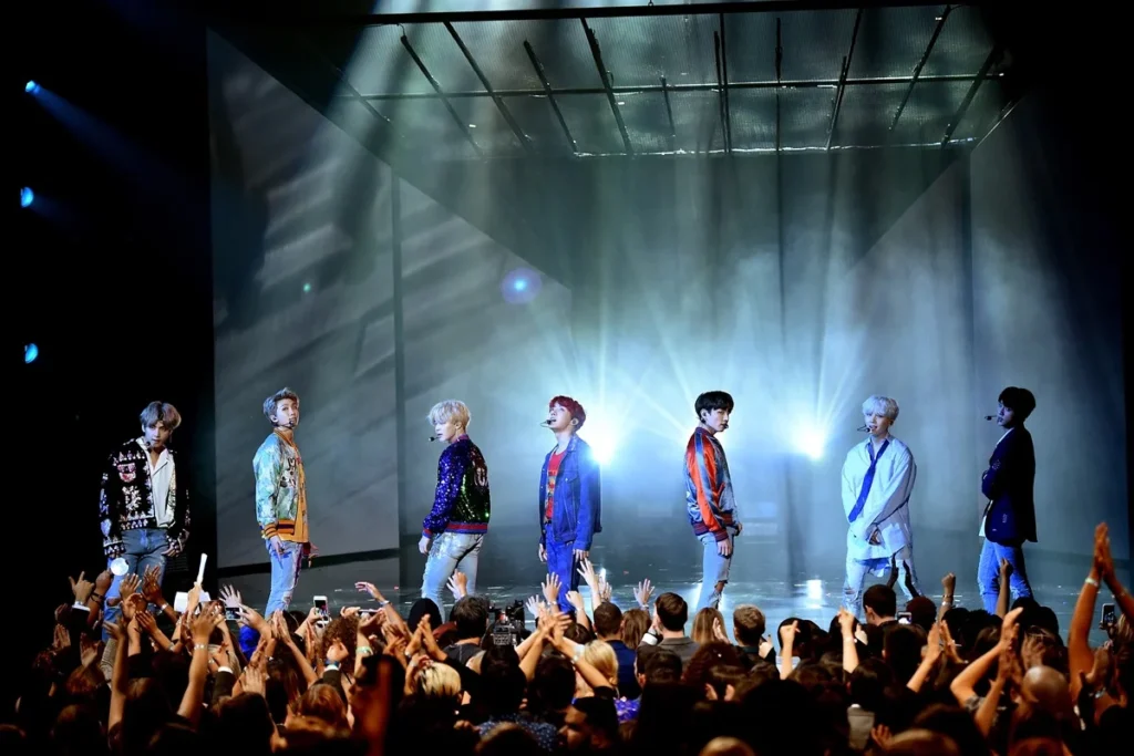 BTS se apresentando ao vivo em uma turnê