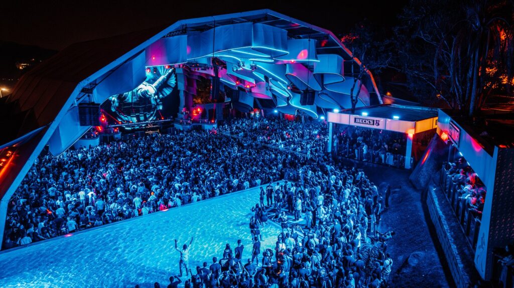 Axwell se apresentando no Laroc Club em Valinhos, SP, durante seu show em 2026