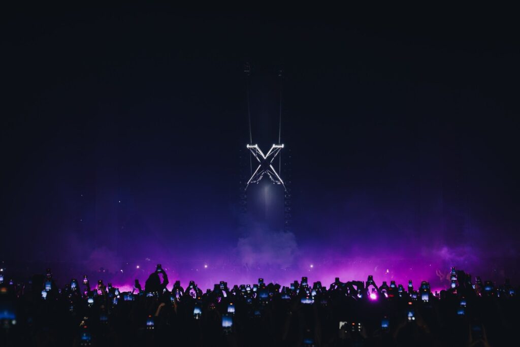Adriatique apresenta seu projeto 'X' em São Paulo no Vale do Anhangabaú com público animado
