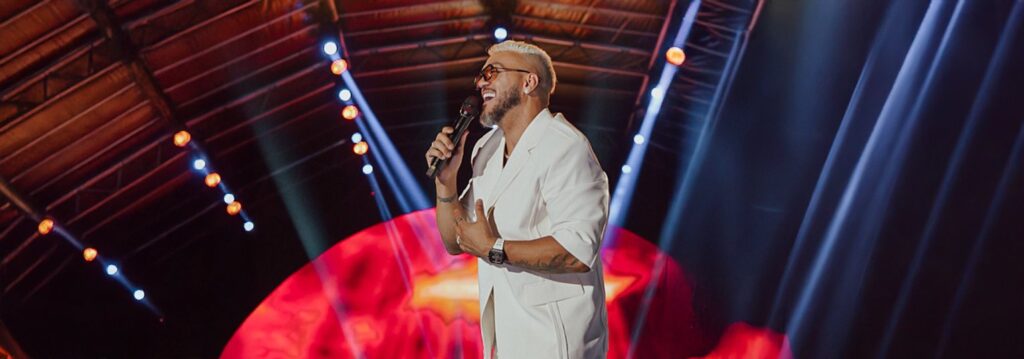 Belo se apresentando ao vivo em show no Rio de Janeiro