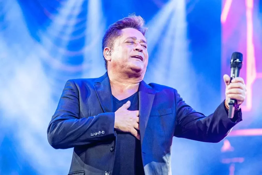 Show do cantor sertanejo Leonardo com palco e público animado