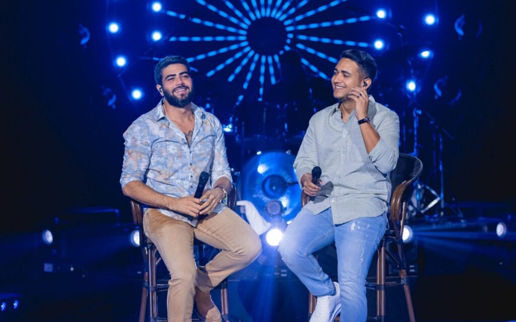 Henrique e Juliano se apresentando ao vivo em um show do Festival Surreal