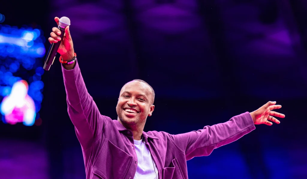 Thiaguinho em performance ao vivo durante a turnê Bem Black