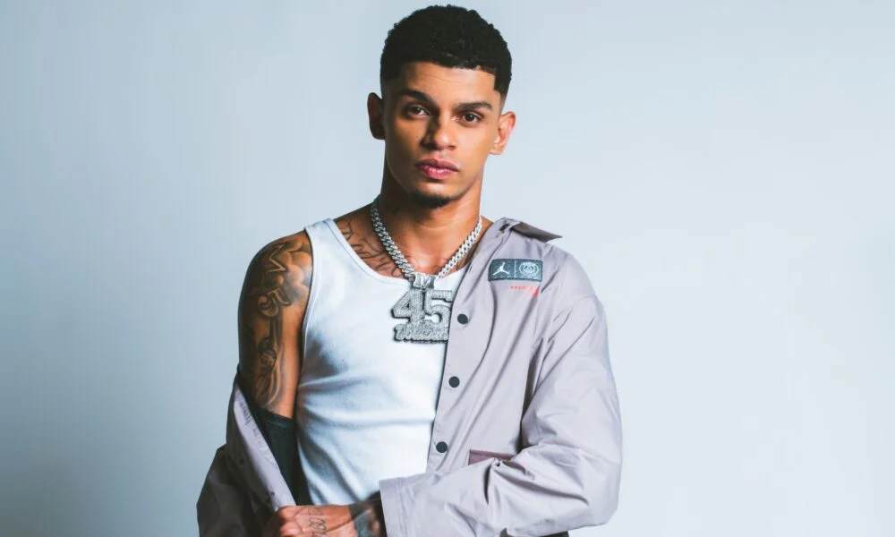 Show do MC Maneirinho com público em evento de funk