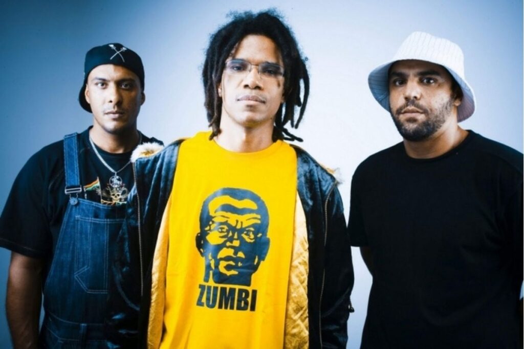 Natiruts ao vivo em palco, com a banda tocando para uma multidão.