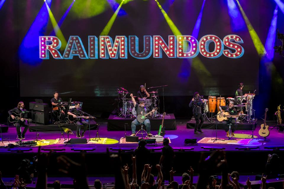 Show da banda Raimundos ao vivo com público e palco de rock