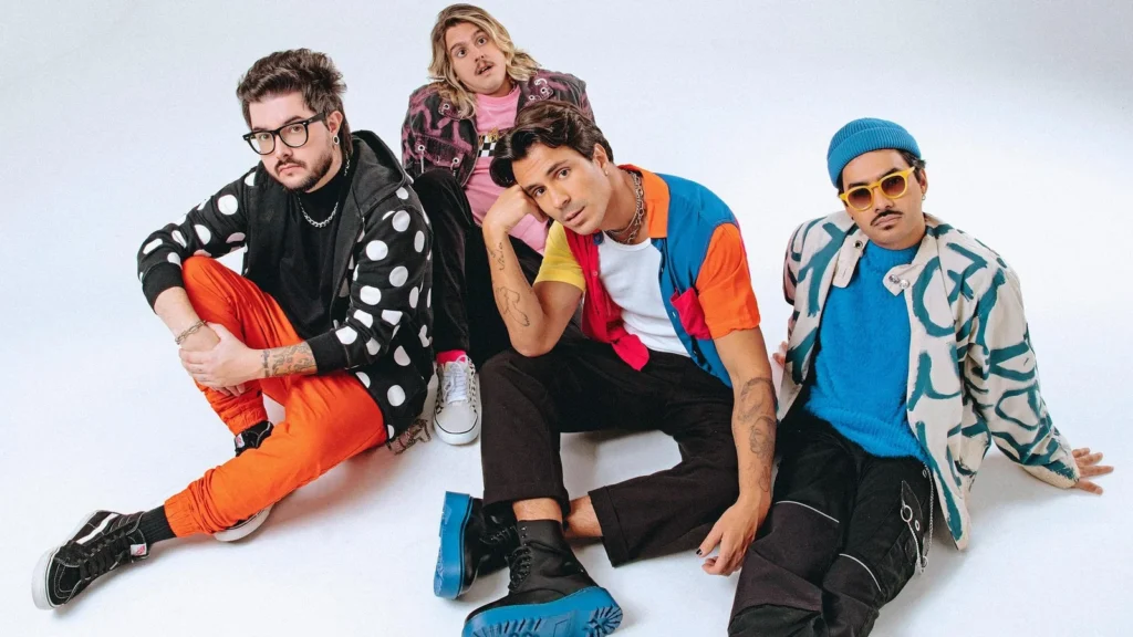 Show da banda Restart ao vivo com fãs e palco iluminado