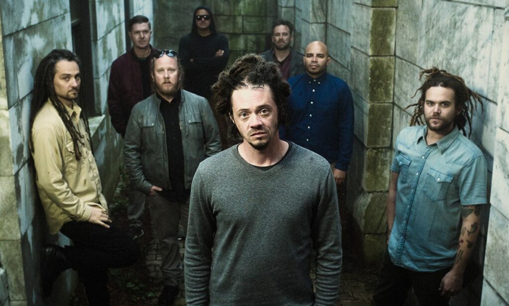 Banda SOJA em show ao vivo no Brasil com público ao fundo.