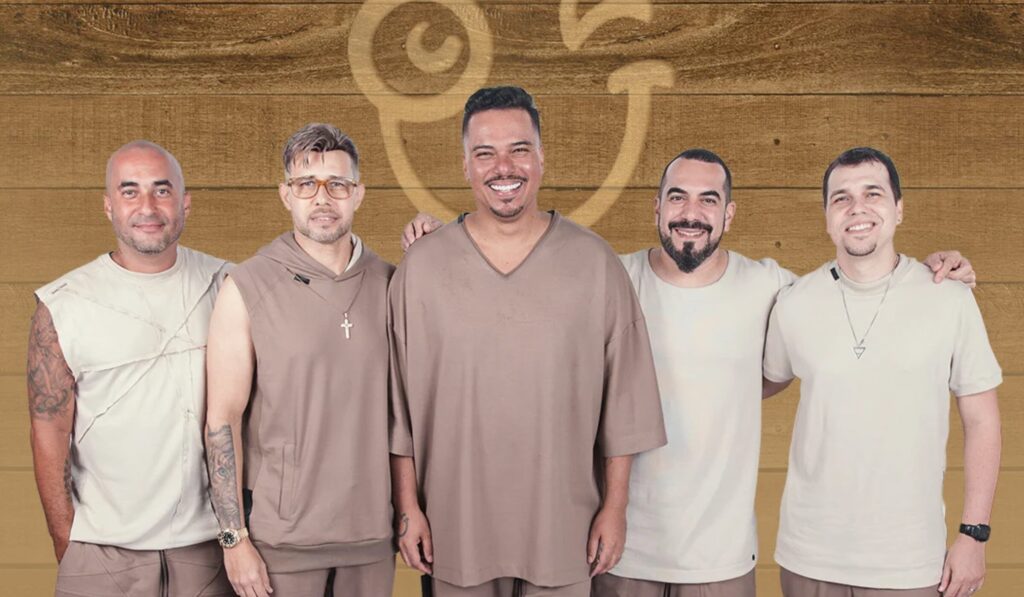 Show do Sorriso Maroto ao vivo com público cantando pagode