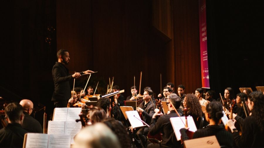 Concerto da Orquestra Serprati no Teatro Municipal de Toledo, celebrando a música brasileira com entrada gratuita.