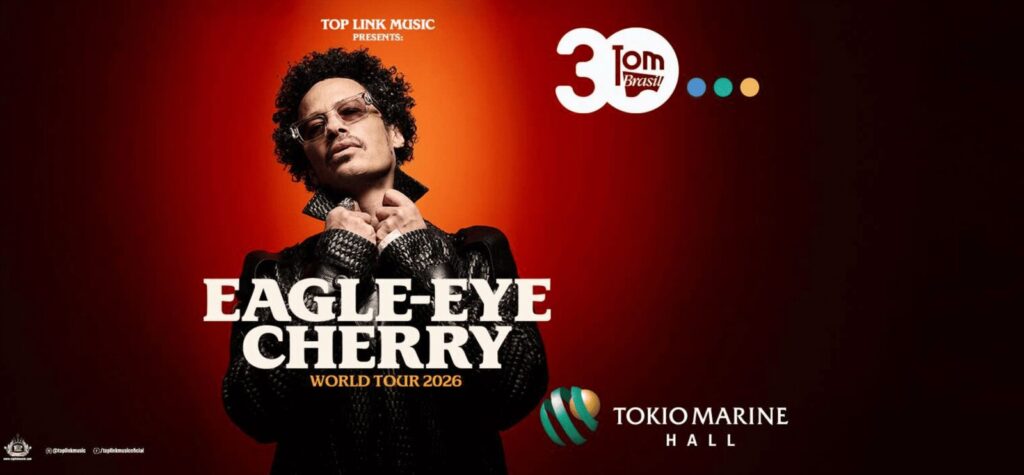Eagle-Eye Cherry se apresentando ao vivo no palco
