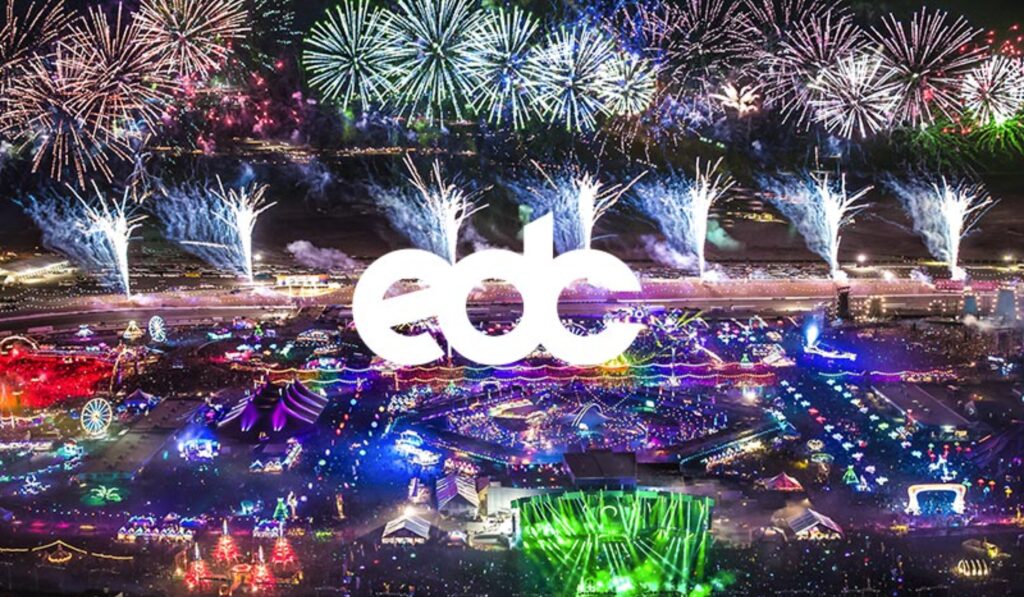 Público animado durante o EDC Brasil, com palcos iluminados e apresentações de DJs