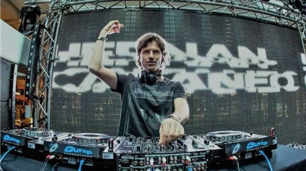 Hernan Cattaneo e D-Nox se apresentando no Ame Club em Valinhos