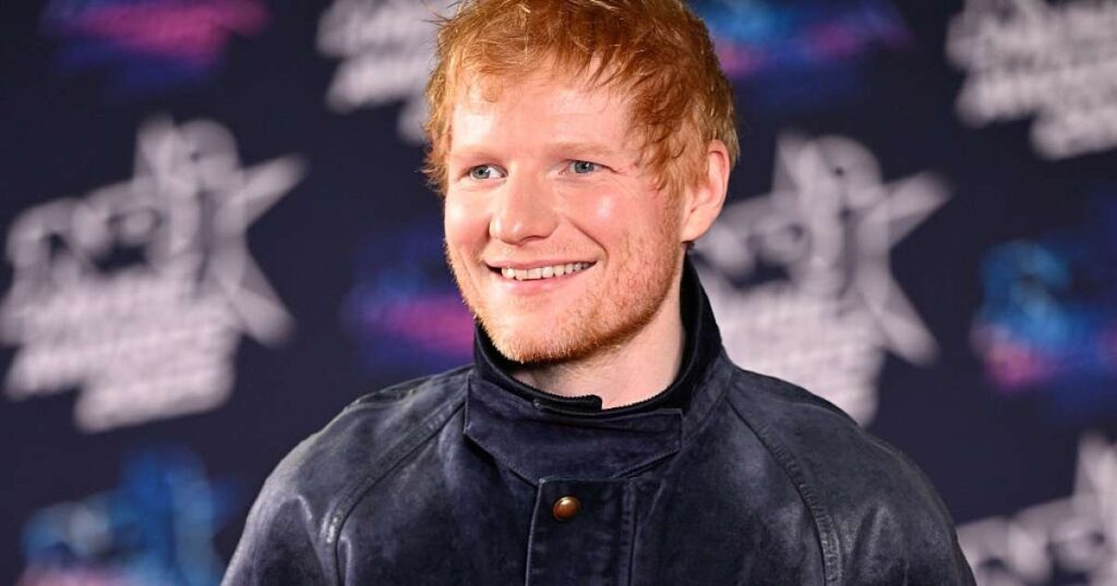 Ed Sheeran durante sua apresentação na Loop Tour em São Paulo, com público animado no Allianz Parque.