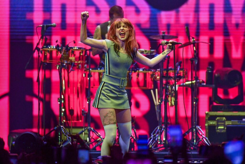 Hayley Williams se apresentando ao vivo durante o show em São Paulo