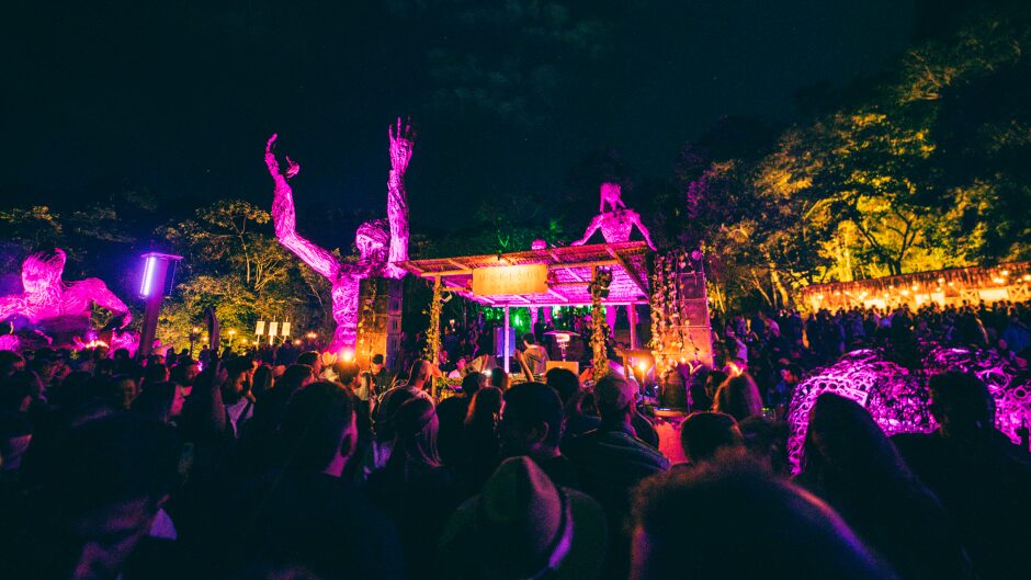Festival Muriqui Sounds 2026 em Ibitipoca, MG, com natureza exuberante e arte interligada
