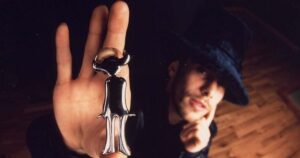 Jamiroquai durante apresentação ao vivo, uma banda britânica conhecida por sua mistura de jazz-funk e soul