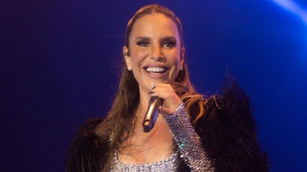 Ivete Sangalo se apresenta ao vivo em um show emocionante.