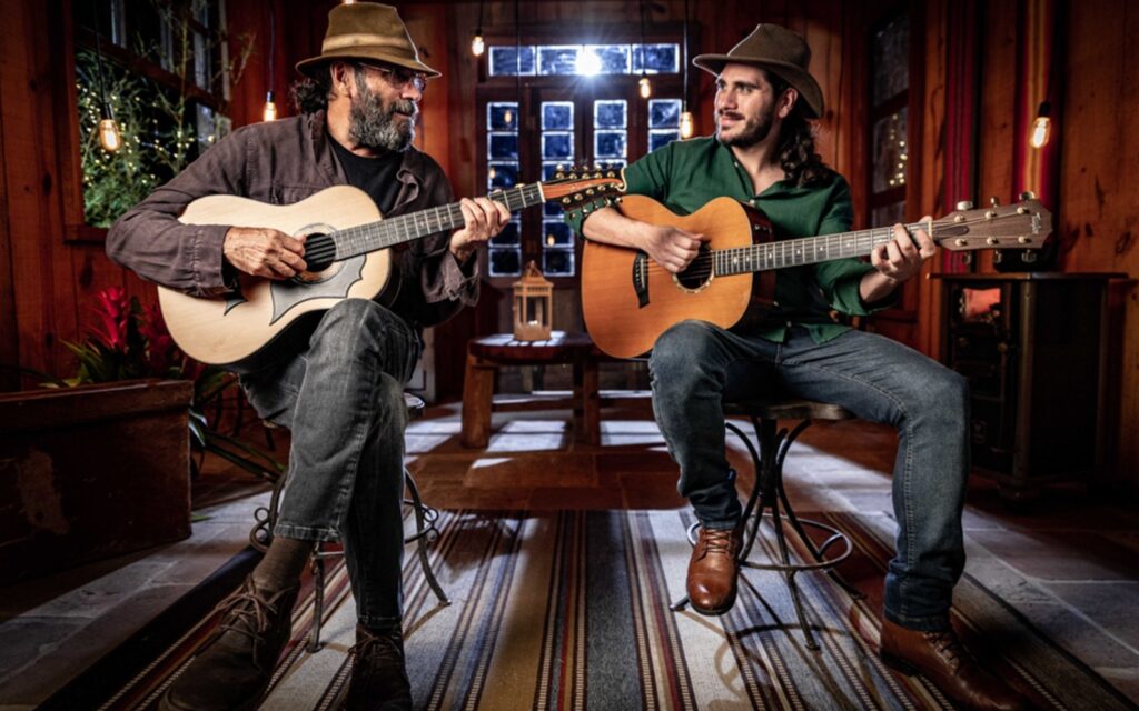 Almir e Gabriel Sater se apresentando ao vivo no show Pai e Filho em São Paulo