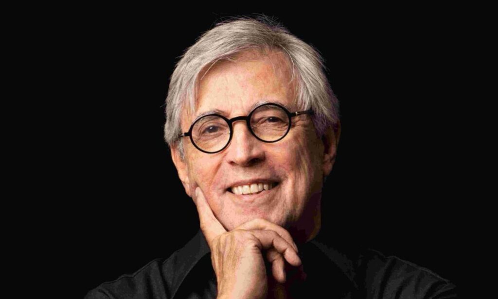 Ivan Lins se apresentando ao vivo no show de celebração dos seus 80 anos em São Paulo
