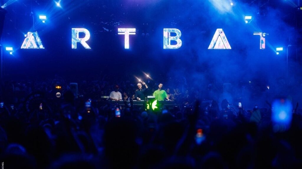 Duo ARTBAT se apresentando no Festival Greenvalley 2027 em Camboriú, SC