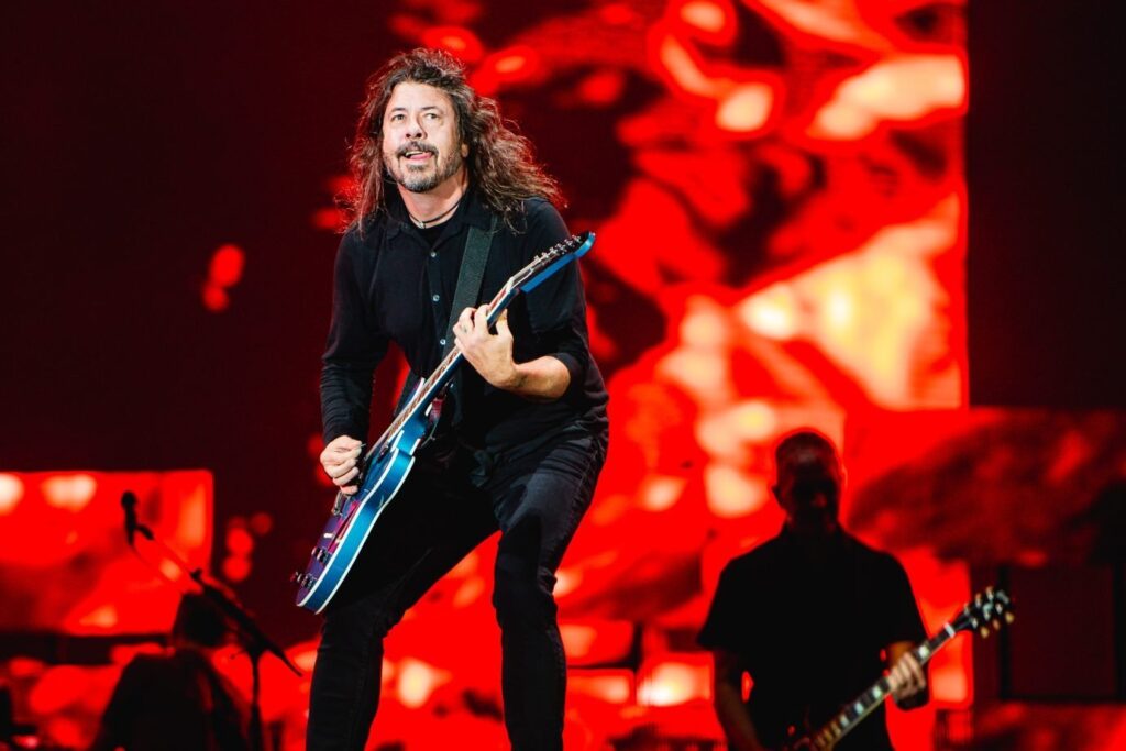 Foo Fighters se apresentando no Estádio MorumBIS em São Paulo