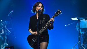 Pitty durante a turnê 2026, apresentando seu álbum ⚡︎PITTY⚡︎
