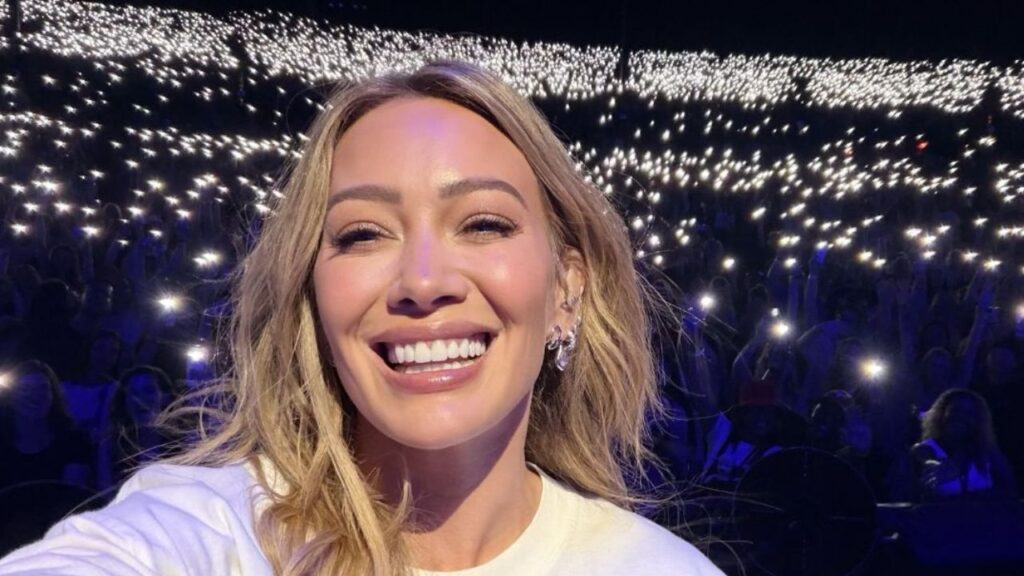 Hilary Duff em um show ao vivo