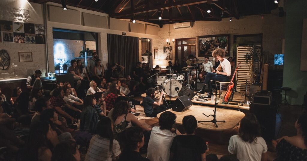 Público se reunindo para um show do Sofar Sounds em São Paulo