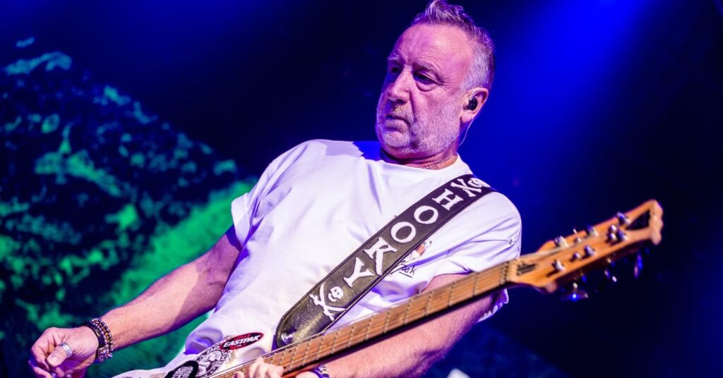 Peter Hook se apresentando ao vivo em São Paulo durante a turnê Unknown Pleasures & Closer