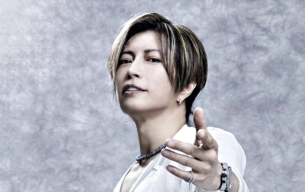 GACKT durante a performance em um show